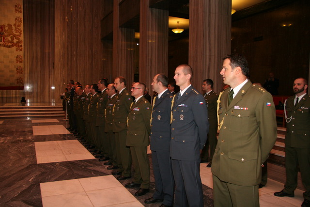 Vojáci nastoupili do Slavnostní síně Národního památníku na Vítkově, aby zde převzali ocenění nebo dekret plukovníka.