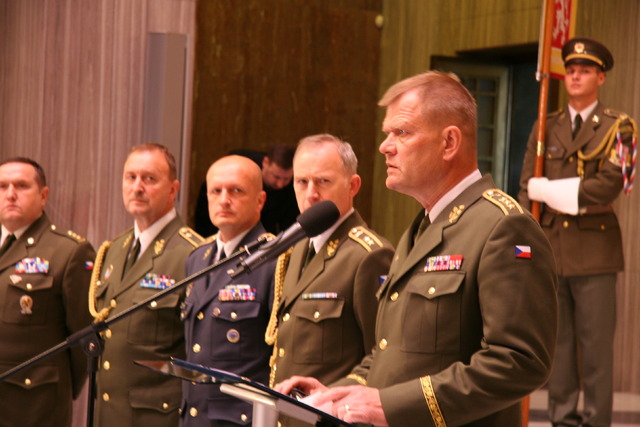 Úvodní proslov k novým plukovníkům a oceněným pronesl NGŠ AČR genpor. Josef Bečvář.