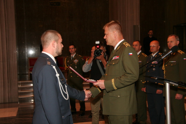 Generál Bečvář předal také dvě plakety Za záchranu života