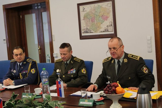 Obě strany jednaly o rozvoji pozemních a vzdušných sil a společných projektech v oblasti vzdělávání a výcviku