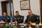 Obě strany jednaly o rozvoji pozemních a vzdušných sil a společných projektech v oblasti vzdělávání a výcviku