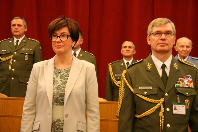 Za resort obrany přivítali veterány náměstkyně ministra Alena Netolická a zástupce ředitele sekce podpory MO brigádní generál Jaroslav Linhart 