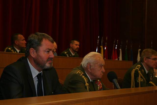 Zástupce ředitele odboru pro válečné veterány Milan Bachan a válečný veterán brig. gen. Miloslav Masopust