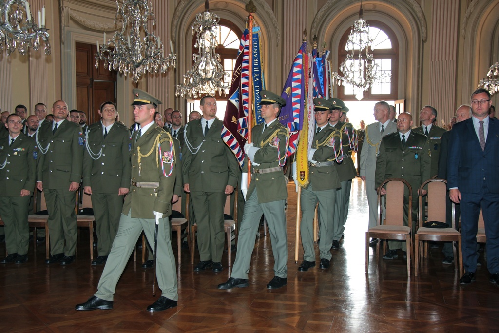 Zahájení slavnostního nástupu Vojenské policie na zámku ve Slavkově