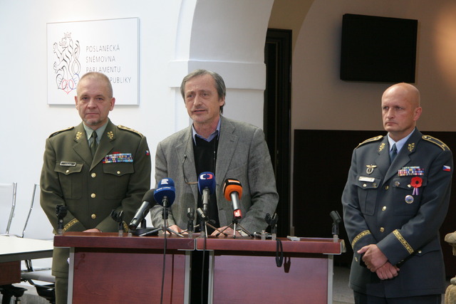 Den po nehodě vrtulníku seznámil  ministr obrany Martin Stropnický, 1. ZNGŠ  genpor. Jiří Baloun a velitel vzdušných sil brig. gen. Libor Štefánik veřejnost s aktuálním stavem českých vojáků