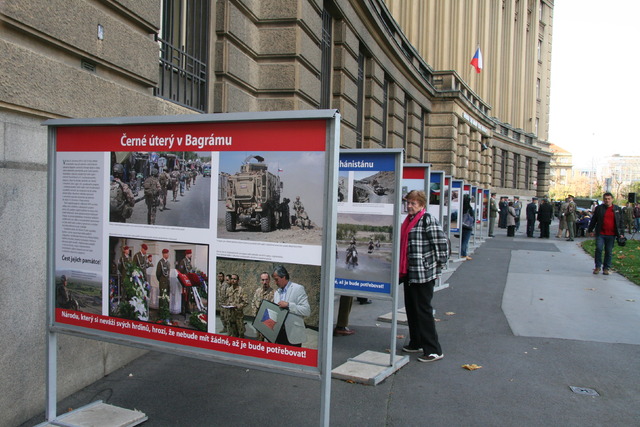 Výstava stojí před budovou Generálního štábu AČR na Vítězném náměstí v Praze