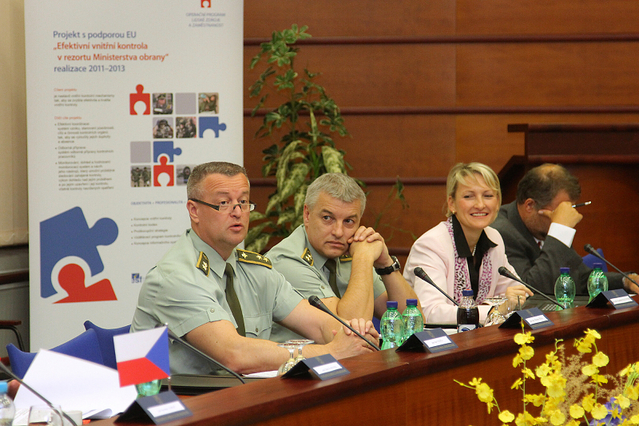 Diskusního panelu se zúčastnili také zástupci generálního štábu - zleva generál Miroslav Žižka a František Malenínský