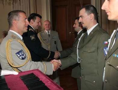 Náčelník Vojenské policie ČR brigádní generál Pavel Kříž a policejní prezident PČR generálmajor Tomáš Tuhý předávají novým vojenským policistům služební průkazy