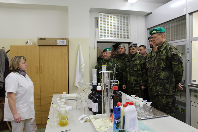 Týniště nad Orlicí: Odborný personál provádí chemické analýzy munice.