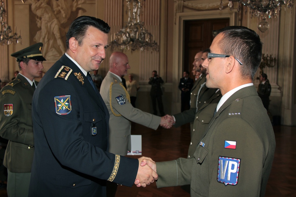 Policejní prezident PČR generálmajor Tomáš Tuhý a náčelník oddělení přípravy a výcviku podplukovník Libor Daněk blahopřejí novým vojenským policistům