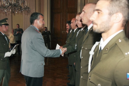 Náčelník Vojenské policie SRN brigádní generál Udo Schnittker blahopřeje jedné ze dvou nových vojenských policistek četařce Janě Vláčilové