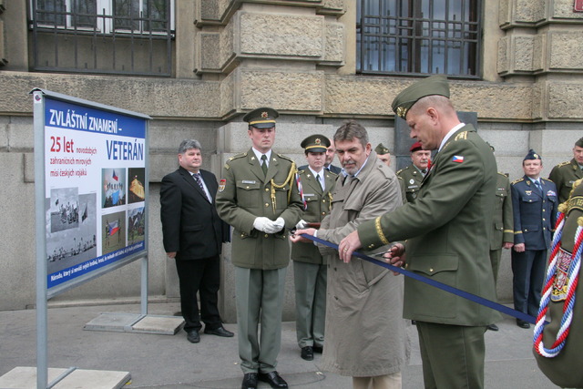Slavnostní pásku společně s genpor. Bečvářem přestřihl i jeden z autorů výstavy Jindřich Marek