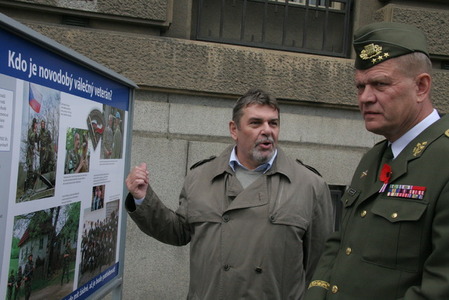Výstava připomíná 25letou účast českých vojáků v mírových operacích