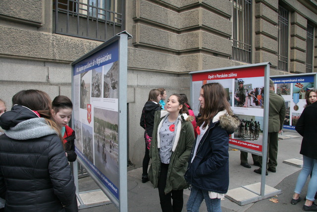 Panely si prohlíží žáci Základní školy genpor. Františka Peřiny