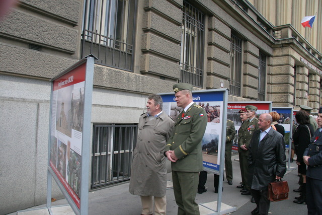 Zástupci Generálního štábu AČR si prohlíží výstavu