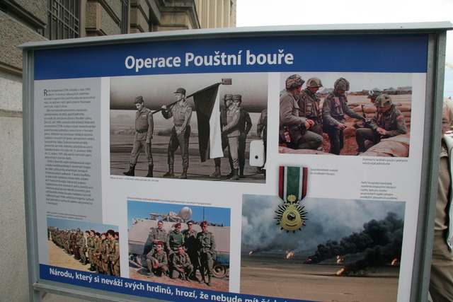 Výstava připomíná, že před 25 lety se poprvé tehdy ještě českoslovenští vojáci účastnili zahraniční mise, a to operace Pouštní štít, resp. Pouštní bouře