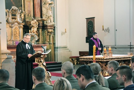 Kaplani Vojenské policie kapitán Roman Lukáš a major David Tomčík (zleva)