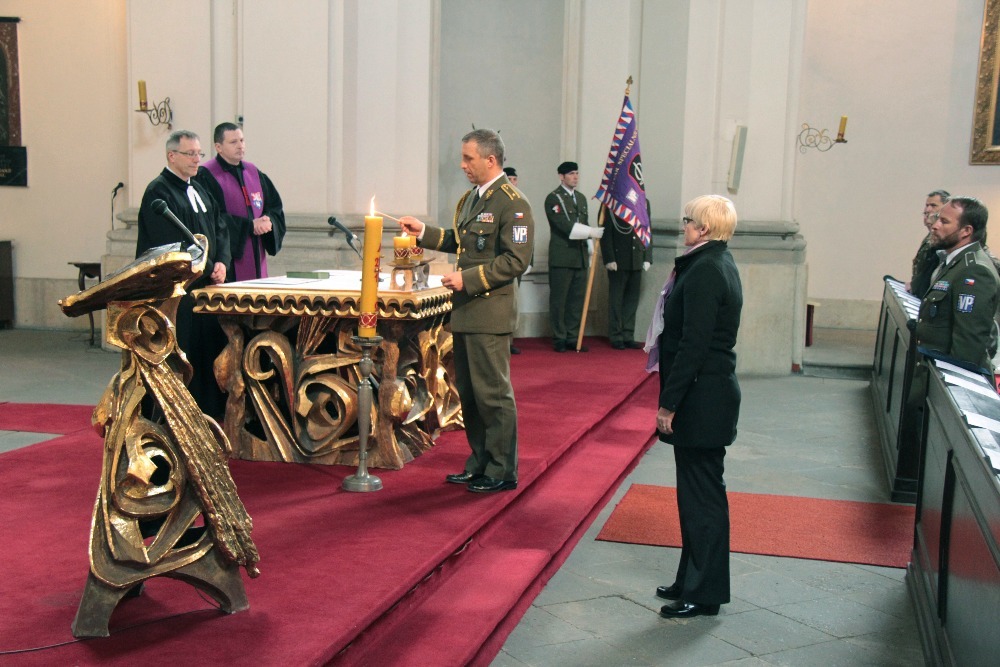 Náčelník VP brigádní generál Pavel Kříž zapaluje obětinku