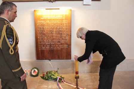 Ministryně obrany Karla Šlechtová zažehla svíci u desky s textem modlitby za padlé a zraněné