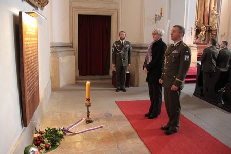 Ministryně obrany Karla Šlechtová a náčelník VP brigádní generál Pavel Kříž před textem modlitby za padlé a zraněné