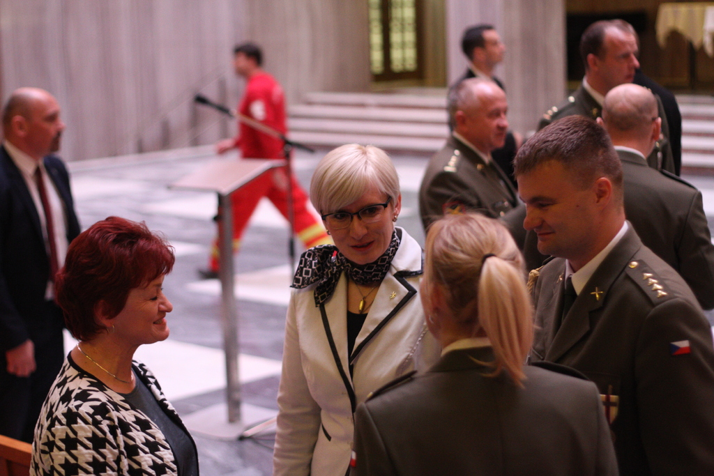 Ministryně obrany Karla Šlechtová v rozhovoru s oceněnými vojáky a rodinnými příslušníky