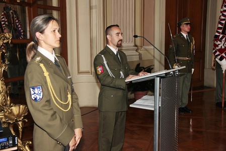 Četař Tomáš Pomikal přečetl slib vojenského policisty a poděkoval instruktorům a rodinným příslušníkům absolventů