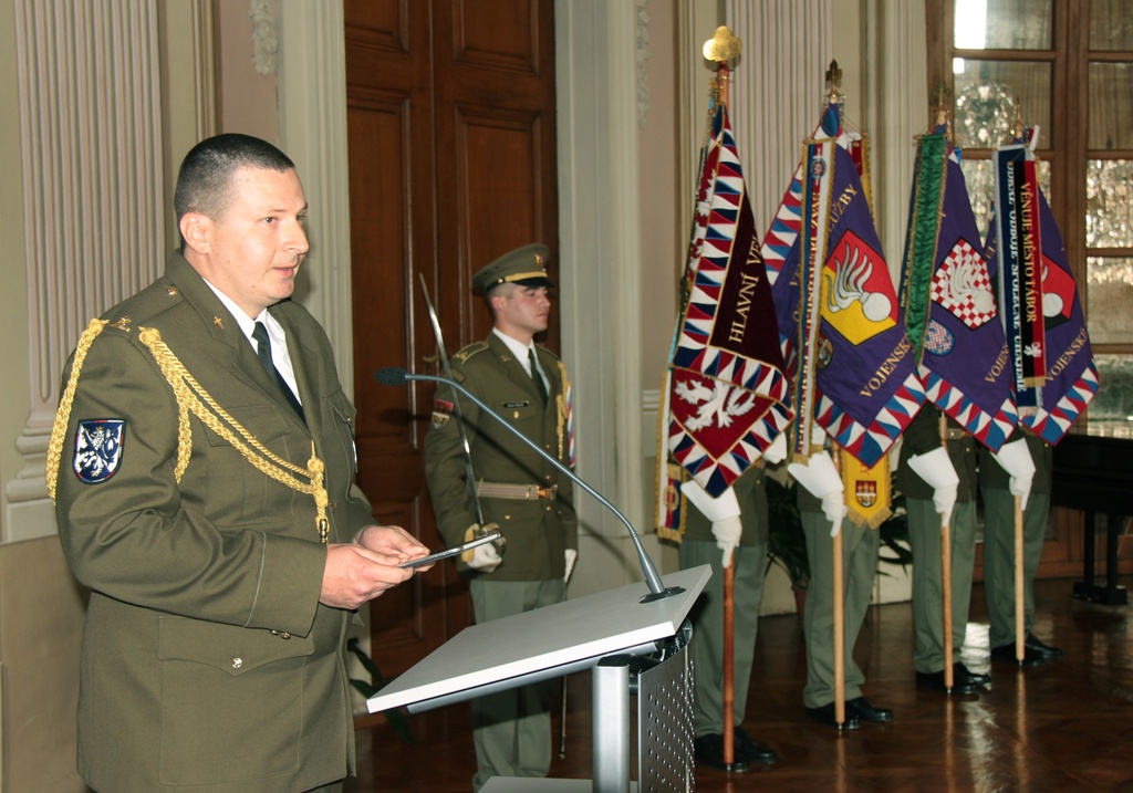 Kaplan Vojenské policie major David Tomčík vyzval přítomné, aby uctili minutou ticha památku všech padlých vojenských policistů i vojáků AČR