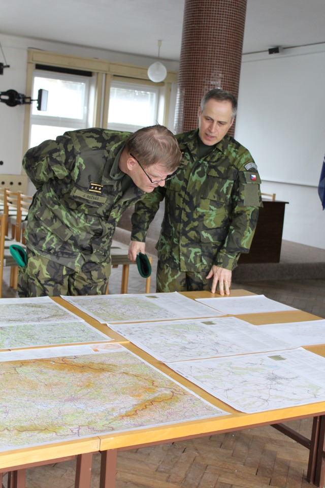 Dobruška: Generál Bečvář si prohlíží mapové produkty, které pracoviště z Dobrušky vyrábí.