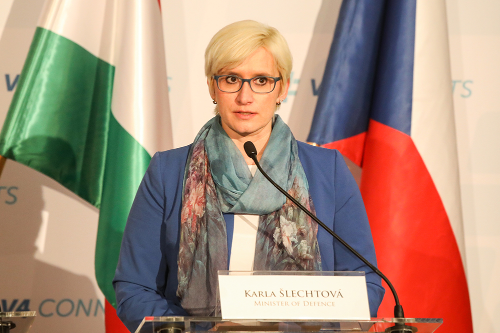Ministryně obrany Karla Šlechtová na jednání ministrů obrany V4 v Budapešti