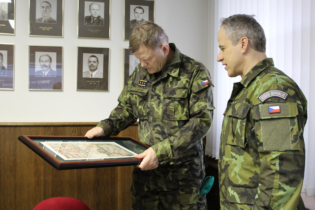Dobruška: S generálem Bečvářem se rozloučil zástupce ředitele úřadu plukovník Radek Wildmann.