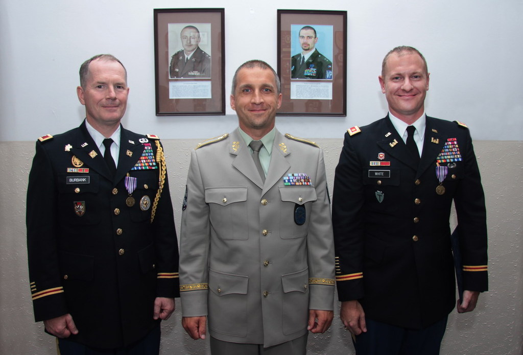 Plukovník John J. Burbank, generál Pavel Kříž a major Mark A. White