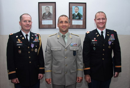 Plukovník John J. Burbank, generál Pavel Kříž a major Mark A. White