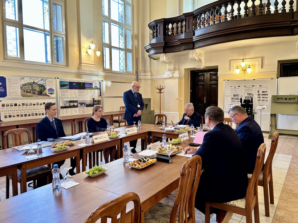 Ministr Zůna se během návštěvy seznámil s aktuálními výsledky činnosti VVÚ včetně podpory a zabezpečování významných a strategických dodávek ve specifických vojenských oblastech. 