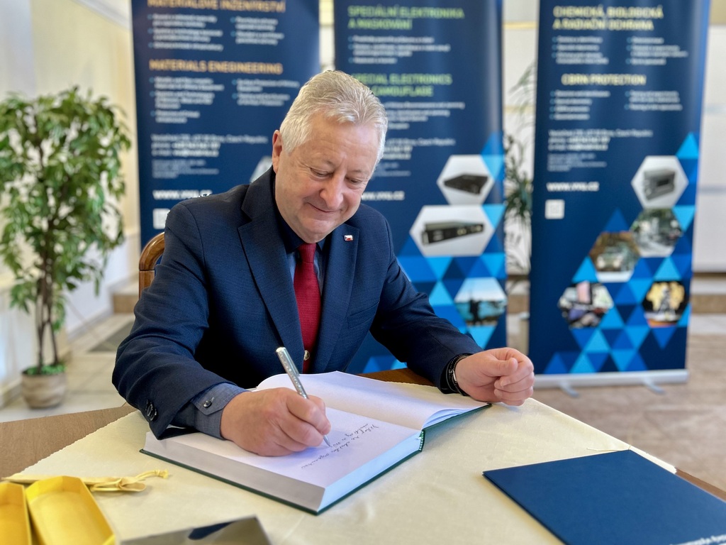 Z návštěvy ministra obrany ve VVÚ