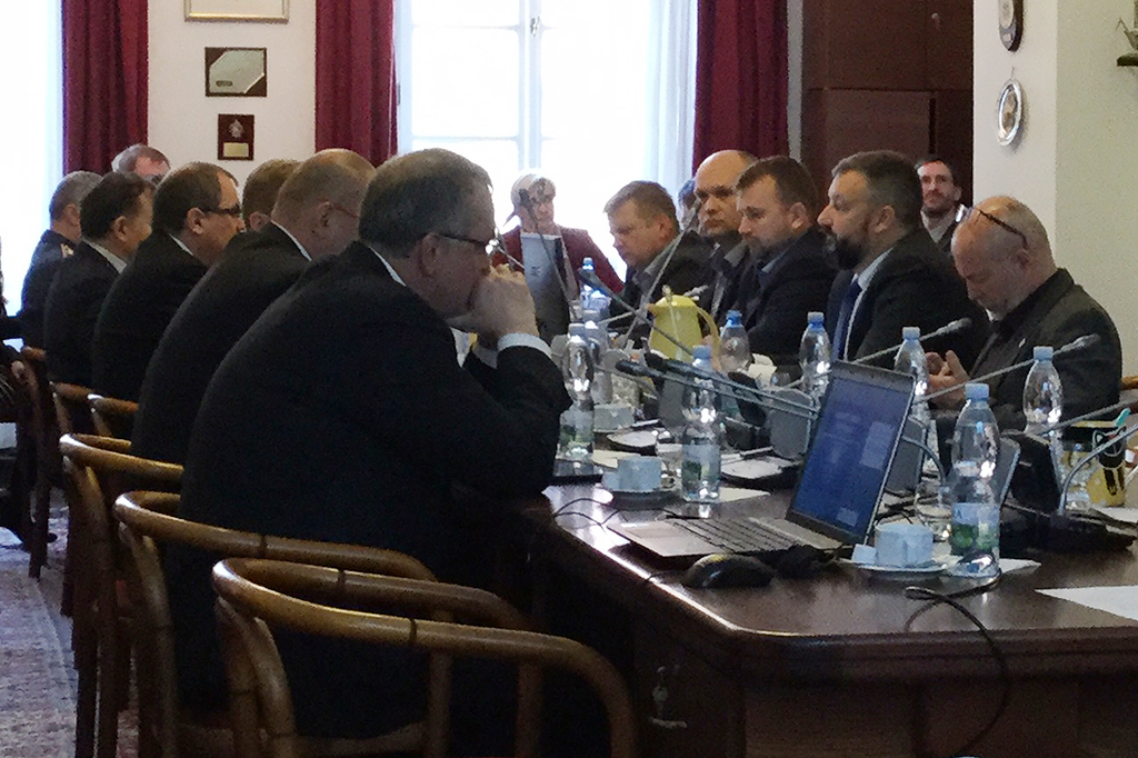 Z jednání výboru pro obranu, včele sedí ministryně obrany Karla Šlechtová
