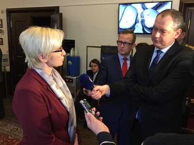 Ministryně obrany Karla Šlechtová odpovídá na otázky novinářů ohledně návrhu budoucího působení v misích