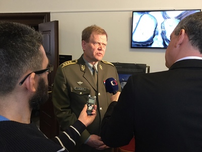 Novináři se ptají náčelníka Generálního štábu AČR armádního generála Josefa Bečváře