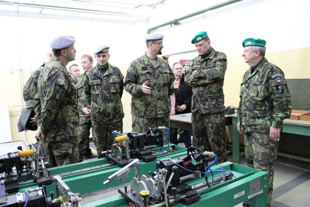Generál Bečvář navštívil armádní zařízení v Týništi nad Orlicí a v Dobrušce