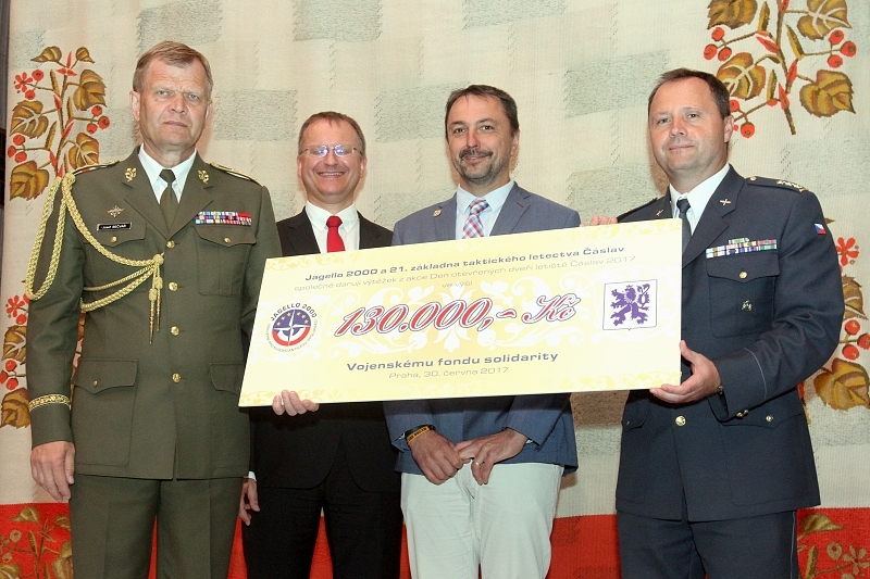 Velitel 21. základny taktického letectva Čáslav plukovník Petr Tománek a předseda Jagello 2000 předali na Dni ozbrojených sil Vojenskému fondu solidarity 130 tisíc korun