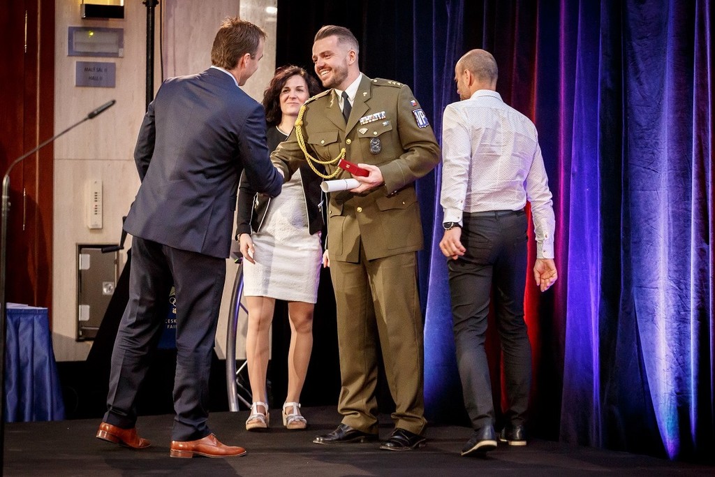 Diplom za čin převzal také vojenský policista