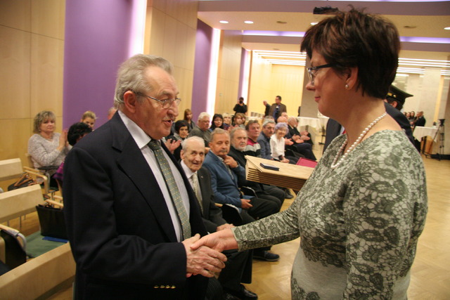 Náměstkyně ministra obrany Alena Netolická předává profesorovi osvědčení