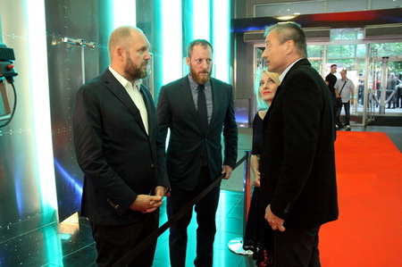 Ministr obrany s manželkou při slavnostním uvedení filmu