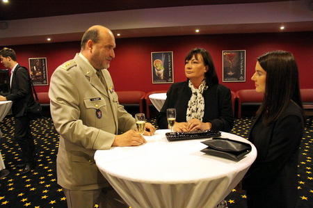 Ředitel VHÚ plukovník Aleš Knížek hovoří s manželkou prezidenta republiky Ivanou Zemanovou