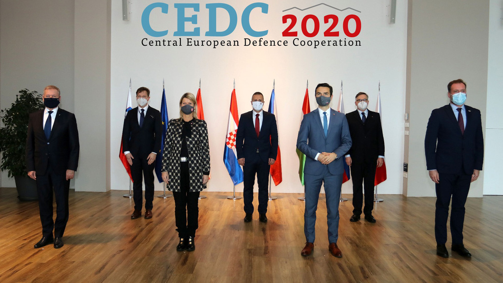 Ministři obrany Středoevropské obranné spolupráce jednali ve Slovinsku o hybridních hrozbách či dezinformacích