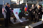 Pomník odhalil ministr obrany Martin Stropnický společně se slovenským velvyslancem Michalem Kottmanem