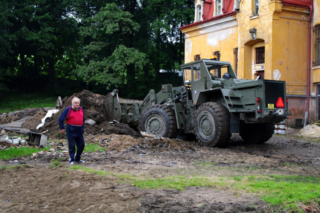 Kolový nakladač KN-10 při práci