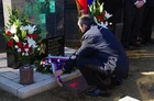 Ministr obrany Martin Stropnický pokládá věnec u nového pomníku čs. legionářů