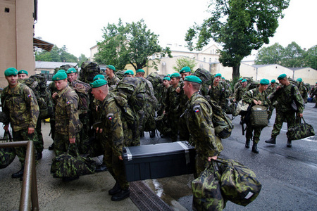 Příjezd nových vojáků ze 7. mechanizované brigády do Liberce
