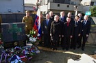 Účastnici slavnostního odhalení pomníku na hřbitově Fuchu v Tokiu 