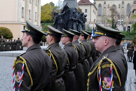 pietní akty zabezpečuje jednotka čestné stráže